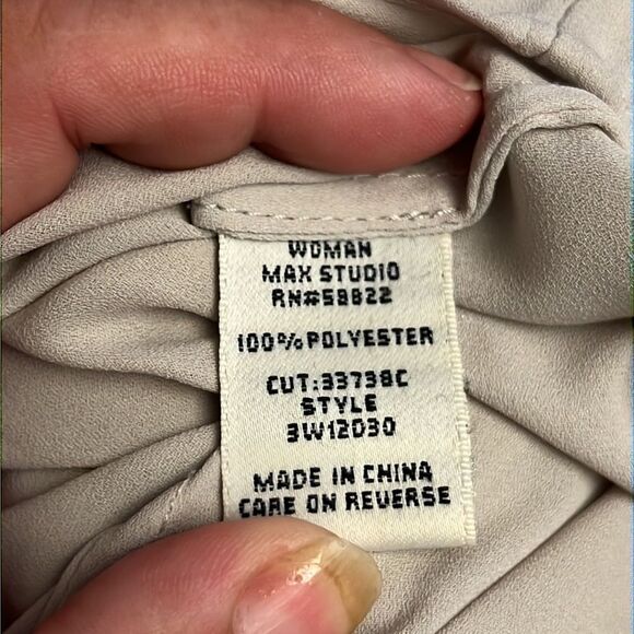 Max Studio V-Neck Short Sleeve Blouse 100% Polyester, Pleated detail size 1x - Picture 5 of 5